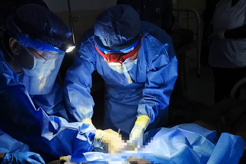 向亮和王辉给患者做胸腔闭式引流（停电）0