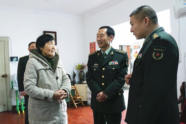 寒冬关怀暖人心 衡阳警备区走访慰问离退休老干部