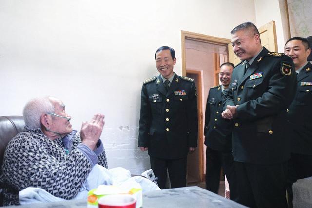 寒冬关怀暖人心 衡阳警备区走访慰问离退休老干部