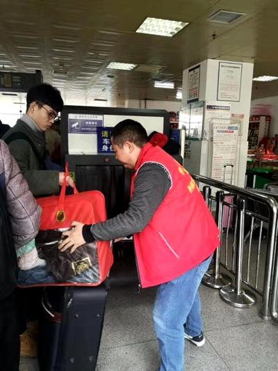 衡阳市蒸湘区让党旗飘扬在春运一线 温暖回家路