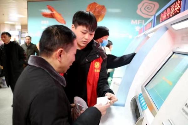 衡阳市蒸湘区让党旗飘扬在春运一线 温暖回家路
