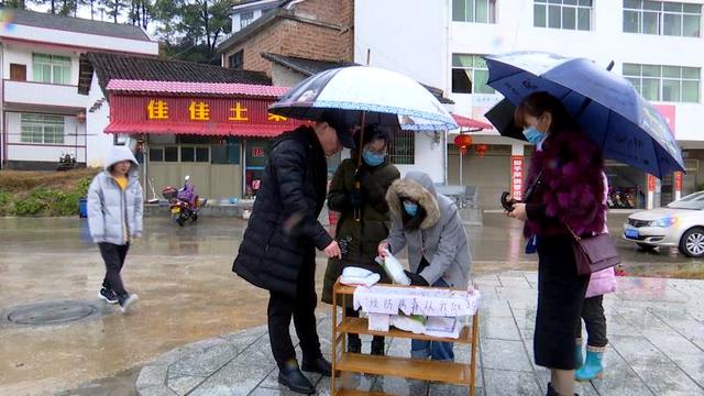寒雨中,南岳三姐妹免费为路人发口罩不留名