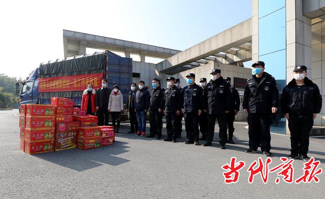 "衡阳群众"爱心人士慰问常宁市疫情防控一线民警