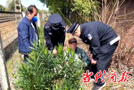 衡阳铁警帮助一患病老人回家