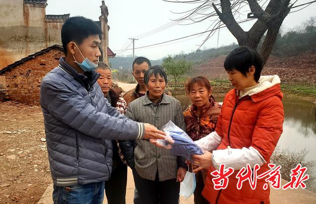 正月初一深夜衡阳群众水塘中救出一家三口