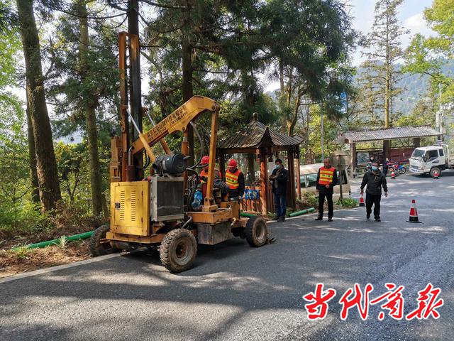 南岳景区公路护栏正“换妆”