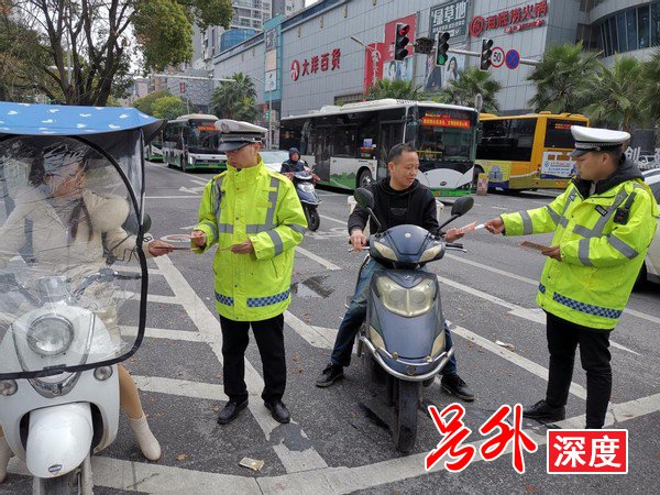 衡阳雁峰交警多措并举开展电动车管理办法宣传活动