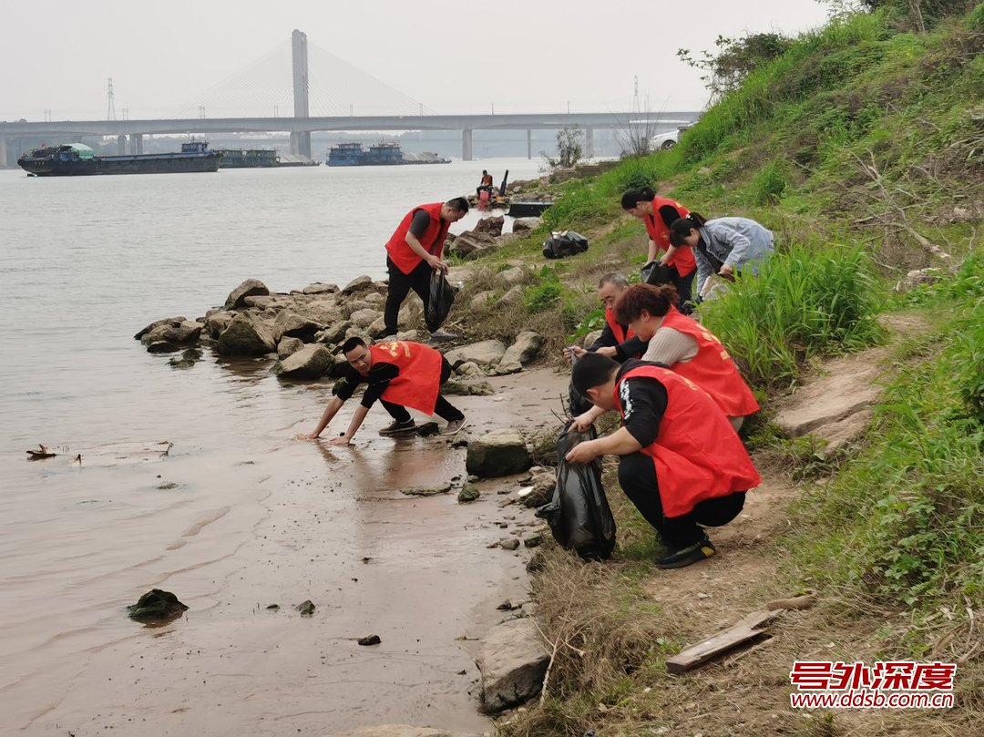 “中国水周”衡阳市雁峰区白沙洲街道志愿者在行动