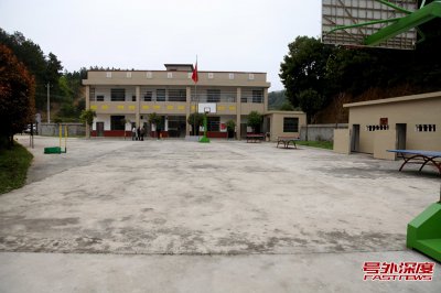 衡阳县：村委主任给小学安空调，拿现金补贴师生伙食