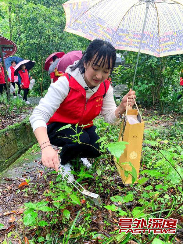 南岳:“衡阳群众”助力旅游 志愿服务践行精神文明