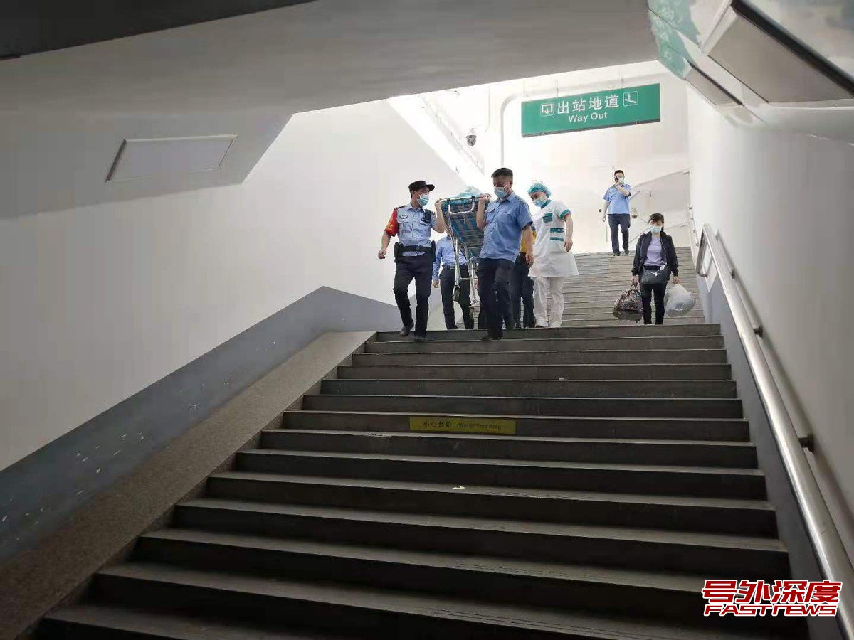 男童高铁上突发疾病 衡阳铁警接力抢救