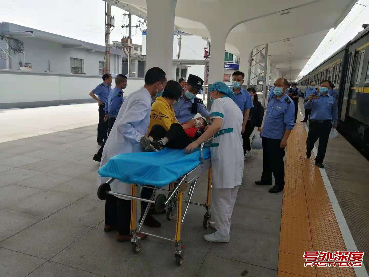 男童高铁上突发疾病 衡阳铁警接力抢救