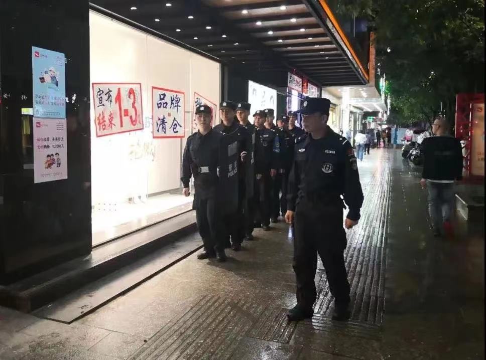衡阳雁峰区先锋街道爱民社区与公安民警开展创文创卫联合巡查