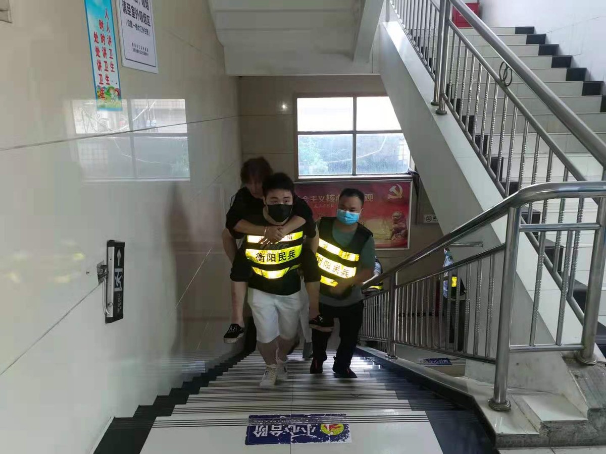 衡阳市珠晖区前进里社区:老人路边不慎摔伤 社区干部帮忙送医