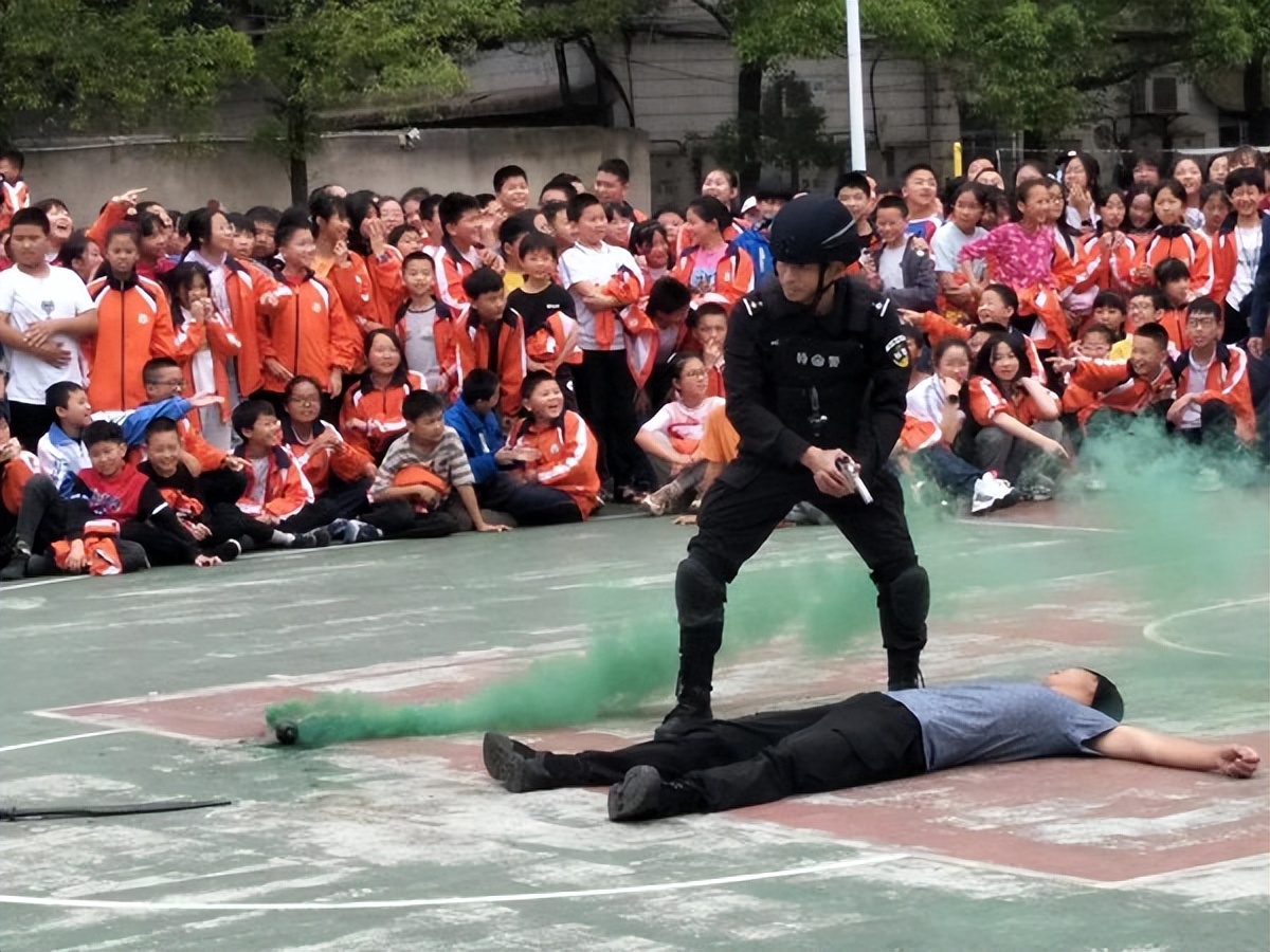 衡阳县滨江学校组织反恐防暴演练
